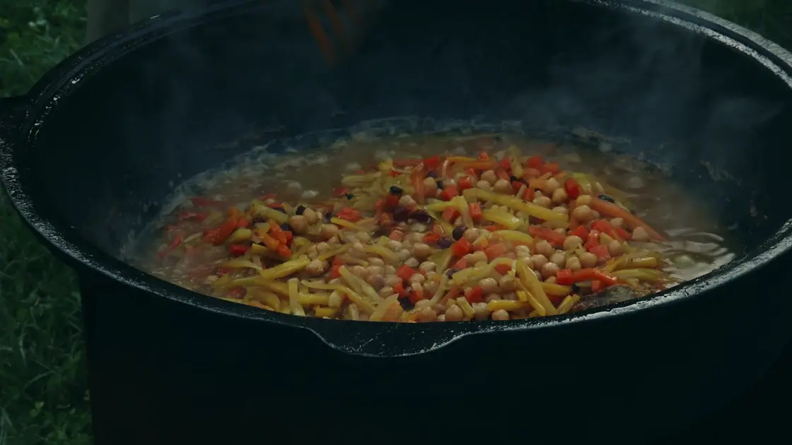 Qozonda pishayotgan sabzi va noʻxatli zirvak